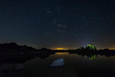 Gece fotoğraf Barruecos doğal alanı içinde. Extremadura. İspanya.