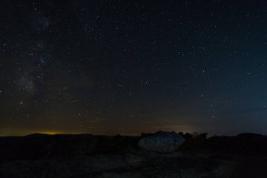 Gece fotoğraf Barruecos doğal alanı içinde. Extremadura. İspanya.