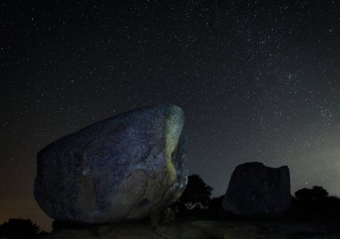 Gece fotoğraf Barruecos doğal alanı içinde. Extremadura. İspanya.