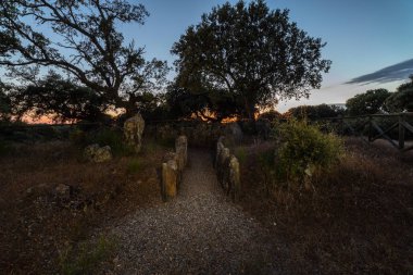 Antik Tarih öncesi dolmen ile alacakaranlıkta manzara. Gran Dolmen Montehermoso içinde. Extremadura İspanya.