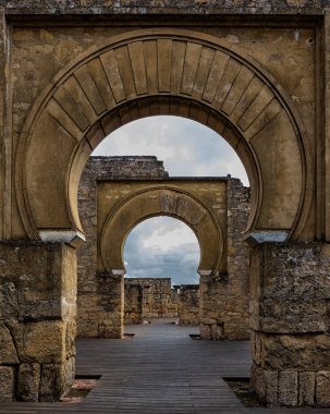 Medine Azahara. Orta Çağ, Cordoba eteklerinde yer alan önemli Müslüman kalıntıları. İspanya