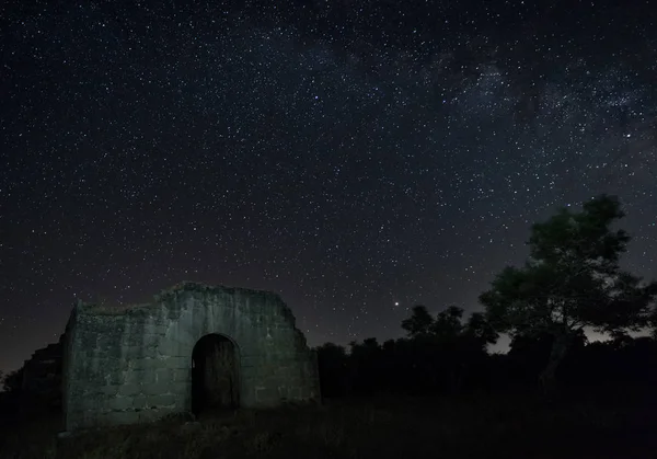 Fotografía Nocturna Con Las Ruinas Una Antigua Ermita Situada Cerca — Foto de Stock