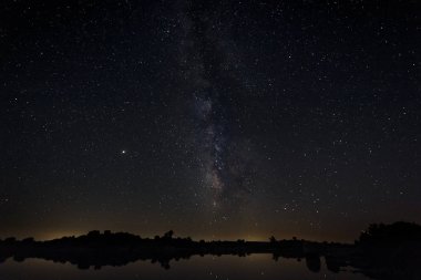 Barruecos 'un Doğal Alanı' nda Samanyolu ile gece fotoğrafçılığı. Extremadura. İspanya.