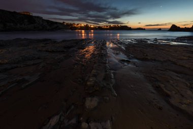 Gece karanlığında Portio sahilde manzara. Liencres. İspanya.