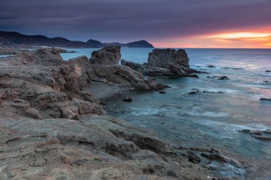 Escullos sahilinde gün doğumu. Doğal Park Cabo de Gata. İspanya.