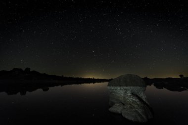 Gece fotoğraf Barruecos doğal alanı içinde. Extremadura. İspanya.