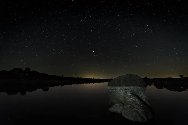 Gece fotoğraf Barruecos doğal alanı içinde. Extremadura. İspanya.