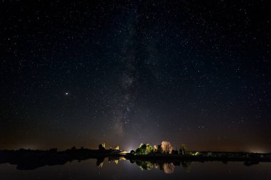 Barruecos 'un Doğal Alanı' nda Samanyolu ile gece fotoğrafçılığı. Extremadura. İspanya.