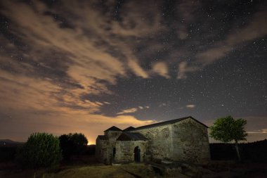 Gece manzara ile ın Basilica of Santa Lucia del Trampal. Acuescar. İspanya.