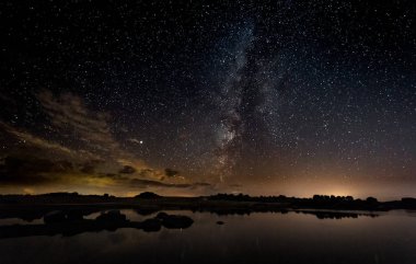 Barruecos 'un Doğal Alanı' nda Samanyolu ile gece fotoğrafçılığı. Extremadura. İspanya.