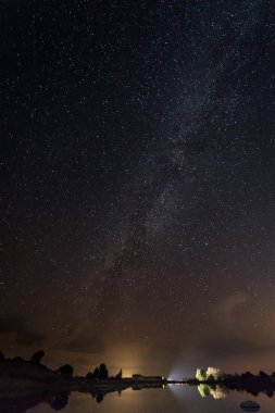 Barruecos 'un Doğal Alanı' nda Samanyolu ile gece fotoğrafçılığı. Extremadura. İspanya.