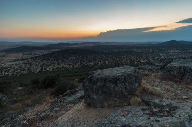 Günbatımı manzara Sierra de Fuentes yakınındaki Risco üzerinden. Extremadura. İspanya.