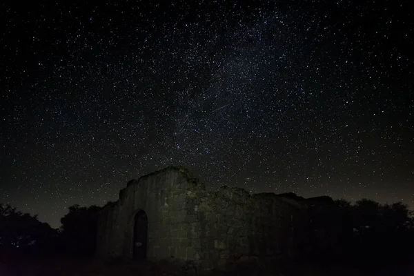 Fotografía Nocturna Con Las Ruinas Una Antigua Ermita Situada Cerca — Foto de Stock