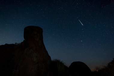 Kayan yıldız. Barruecos 'un Doğal Alanı' nda gece fotoğrafçılığı. Extremadura. İspanya.