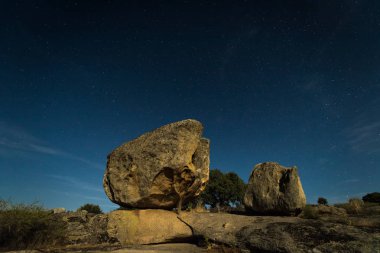 Barruecos doğal alan ay ışığı ile gece manzara. Extremadura. İspanya.