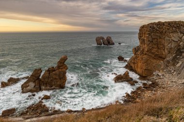 Urros de Liencres 'deki manzara. Cantabria 'da. İspanya.