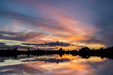 Barruecos 'un doğal bölgesinde gün batımı. Extremadura. İspanya.