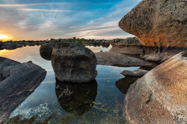 Barruecos 'un doğal bölgesinde gün batımı. Extremadura. İspanya.