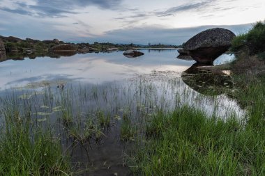 Barruecos 'un doğal bölgesinde gün batımı. Extremadura. İspanya.