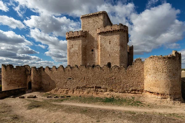 图雷加诺城堡是在塞哥维亚省的图雷加诺小镇位于古代堡垒 西班牙 — 图库照片
