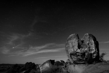 Barruecos doğal alan ay ışığı ile gece manzara. Extremadura. İspanya.