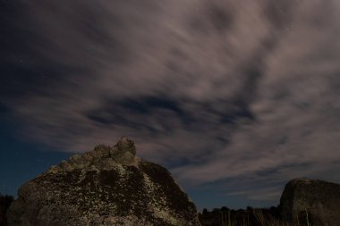 Barruecos doğal alan ay ışığı ile gece manzara. Extremadura. İspanya.