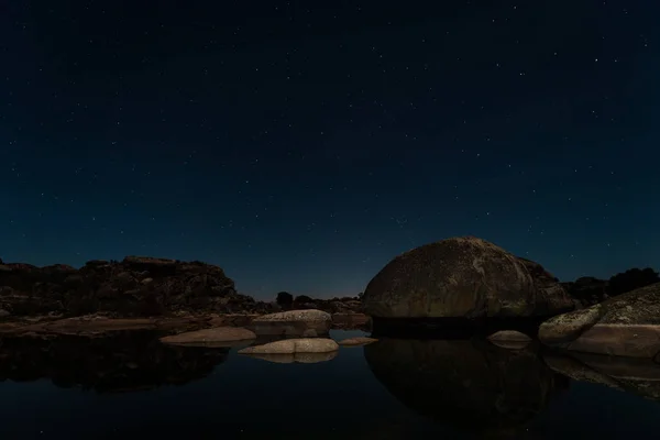 Nacht Landschap Met Maanlicht Het Natuurgebied Barruecos Extremadura Spanje — Stockfoto