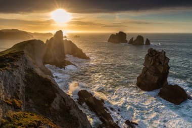 Urros de Liencres 'te gün batımı. Cantabria 'da. İspanya.