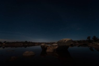 Barruecos doğal alan ay ışığı ile gece manzara. Extremadura. İspanya.