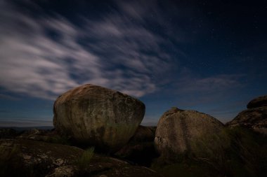 Barruecos doğal alan ay ışığı ile gece manzara. Extremadura. İspanya.