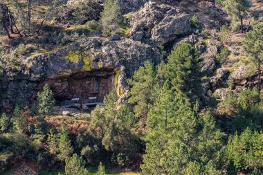 Mağara Resim Sergisi. Mağara Cueva Chiquita Villuercas doğal park olarak bilinen. Caamero. Extremadura... İspanya.