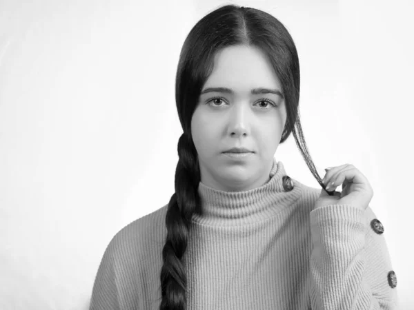 Retrato Jovem Brincando Com Cabelo — Fotografia de Stock