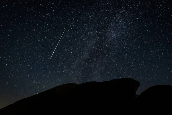 Paisaje Nocturno Con Meteorito Perséida Barruecos España — Foto de Stock