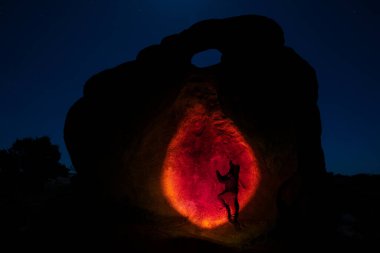 Los Barruecos 'ta bir kayaya tırmanan kişi.