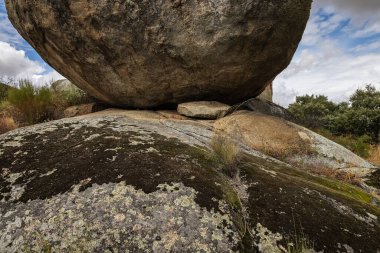 Los Barruecos 'un doğal alanındaki granit kayaları. 