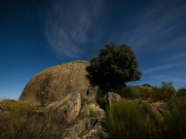 Nocny Krajobraz Starożytnym Grobem Obszarze Naturalnym Barruecos Hiszpania — Zdjęcie stockowe