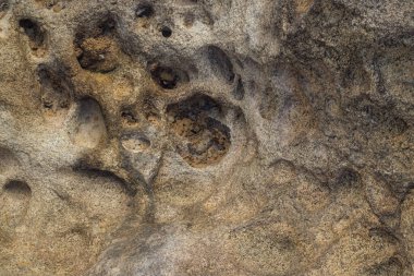 Doğal boşluklu kaya yüzeyi ve aşınma dokusu