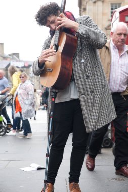 Sokak Tiyatrosu Edinburgh, Edinburgh Festivali Fringe 3-27 Ağustos 2018.Festival 1947 yılından bu yana Edinburgh Uluslararası bir festival düzenledi. Özellikle son savaştan sonra dünya, bölünmeler doldurmak için çıktı bu fikir ilk festivalin