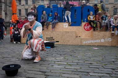Sokak Tiyatrosu Edinburgh, Edinburgh Festivali Fringe 3-27 Ağustos 2018.Festival 1947 yılından bu yana Edinburgh Uluslararası bir festival düzenledi. Özellikle son savaştan sonra dünya, bölünmeler doldurmak için çıktı bu fikir ilk festivalin