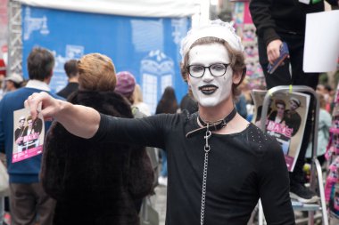 Sokak Tiyatrosu Edinburgh, Edinburgh Festivali Fringe 3-27 Ağustos 2018.Festival 1947 yılından bu yana Edinburgh Uluslararası bir festival düzenledi. Özellikle son savaştan sonra dünya, bölünmeler doldurmak için çıktı bu fikir ilk festivalin