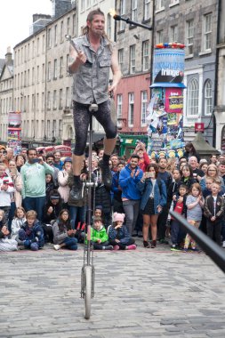 Sokak Tiyatrosu Edinburgh, Edinburgh Festivali Fringe 3-27 Ağustos 2018.Festival 1947 yılından bu yana Edinburgh Uluslararası bir festival düzenledi. Özellikle son savaştan sonra dünya, bölünmeler doldurmak için çıktı bu fikir ilk festivalin