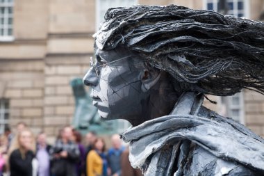 Sokak Tiyatrosu Edinburgh, Edinburgh Festivali Fringe 3-27 Ağustos 2018.Festival 1947 yılından bu yana Edinburgh Uluslararası bir festival düzenledi. Özellikle son savaştan sonra dünya, bölünmeler doldurmak için çıktı bu fikir ilk festivalin