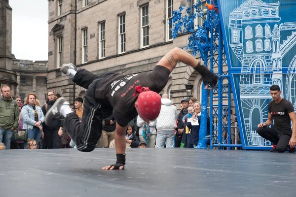 Sokak Tiyatrosu Edinburgh, Edinburgh Festivali Fringe 3-27 Ağustos 2018.Festival 1947 yılından bu yana Edinburgh Uluslararası bir festival düzenledi. Özellikle son savaştan sonra dünya, bölünmeler doldurmak için çıktı bu fikir ilk festivalin