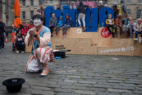 Sokak Tiyatrosu Edinburgh, Edinburgh Festivali Fringe 3-27 Ağustos 2018.Festival 1947 yılından bu yana Edinburgh Uluslararası bir festival düzenledi. Özellikle son savaştan sonra dünya, bölünmeler doldurmak için çıktı bu fikir ilk festivalin