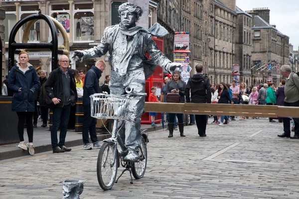 Sokak Tiyatrosu Edinburgh, Edinburgh Festivali Fringe 3-27 Ağustos 2018.Festival 1947 yılından bu yana Edinburgh Uluslararası bir festival düzenledi. Özellikle son savaştan sonra dünya, bölünmeler doldurmak için çıktı bu fikir ilk festivalin