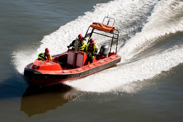 Cankurtaranlar Newcastle limanında bir cankurtaran botunda eğitim görüyorlar. İngiltere. 19 Mayıs 2019. RNLI: Denizde hayat kurtaran hayır kurumu.