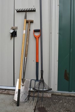 Bahçe aletleri, tarım ve bahçıvanlık için yapılan aletlerin çeşitliliği ile bahçıvanlık ve çakışma için yapılan birçok araçtan biridir. Bahçe araçları el aletleri ve elektrikli araçlara bölünebilir.