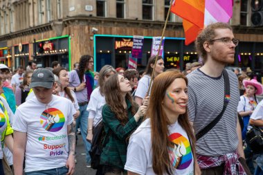 Glasgow 'un Onur Madalyası 19 Temmuz 2025. Glasgow, İskoçya sokaklarında. Kelvingrove Park 'tan başlayarak şehir merkezine gitti ve Barrowland Park' ta LGBTQ + insanları desteklemek için bitirdi..