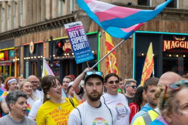Glasgow 'un Onur Madalyası 19 Temmuz 2025. Glasgow, İskoçya sokaklarında. Kelvingrove Park 'tan başlayarak şehir merkezine gitti ve Barrowland Park' ta LGBTQ + insanları desteklemek için bitirdi. 