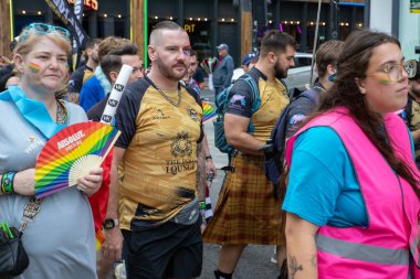 Glasgow 'un Onur Madalyası 19 Temmuz 2025. Glasgow, İskoçya sokaklarında. Kelvingrove Park 'tan başlayarak şehir merkezine gitti ve Barrowland Park' ta LGBTQ + insanları desteklemek için bitirdi. 